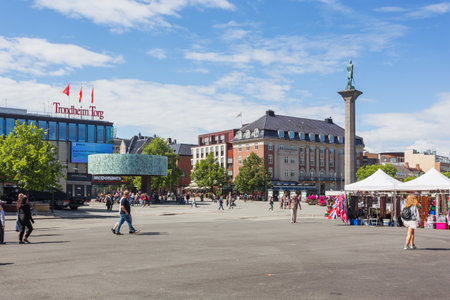 TRONDHEIM, NORWAY - July 15, 2017. Tourists near walking on Torvet (central square) near statue of  Olav Tryggvason, founder of Trondheim.のeditorial素材
