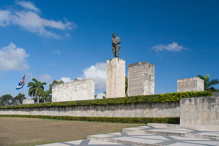 SANTA-CLARA, CUBA - February 05, 2008. Ernesto Che Guevara. Bronze statue in Plaza de la Revolution, near Museum. Hasta la Victoria Siempre.のeditorial素材