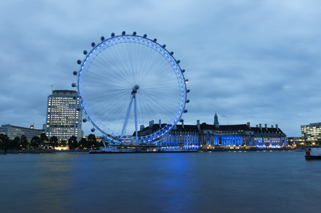 London, September 2011-The London Eye and the Thames River at night. The EDF Energy London Eye (commonly the London Eye, or Millennium Wheel, formerly the Merlin Entertainments London Eye and before that, the British Airways London Eye) is a 135-metre (44のeditorial素材