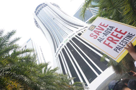 KUALA LUMPUR, MALAYSIA - 21 July 2017:Protesters gather to protest the closure of Al-Aqsa Mosque and holding banners Save Palestine "Free Al-aqsa" against Israeli Government's at Tabung Haji Buildingのeditorial素材