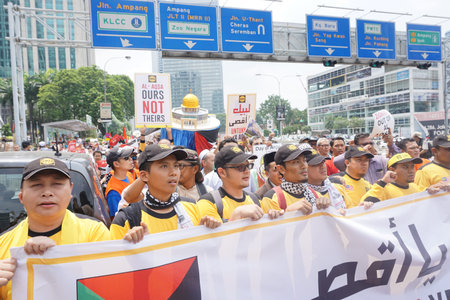 KUALA LUMPUR, MALAYSIA - 21 July 2017:Protesters gather to protest the closure of Al-Aqsa Mosque and holding banners Save Palestine "Free Al-aqsa" against Israeli Government's at Tabung Haji Buildingのeditorial素材