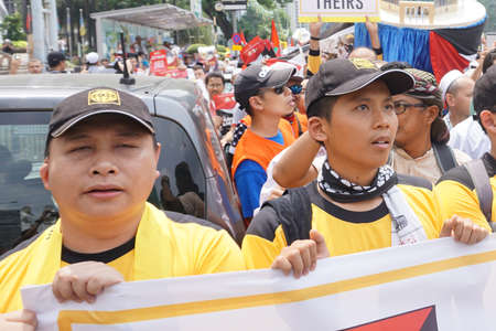 KUALA LUMPUR, MALAYSIA - 21 July 2017:Protesters gather to protest the closure of Al-Aqsa Mosque and holding banners Save Palestine "Free Al-aqsa" against Israeli Government's at Tabung Haji Buildingのeditorial素材