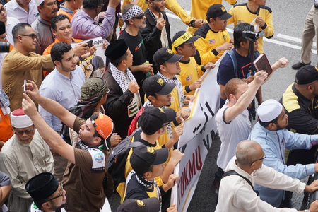 KUALA LUMPUR, MALAYSIA - 21 July 2017:Protesters gather to protest the closure of Al-Aqsa Mosque and holding banners Save Palestine "Free Al-aqsa" against Israeli Government's at Tabung Haji Buildingのeditorial素材