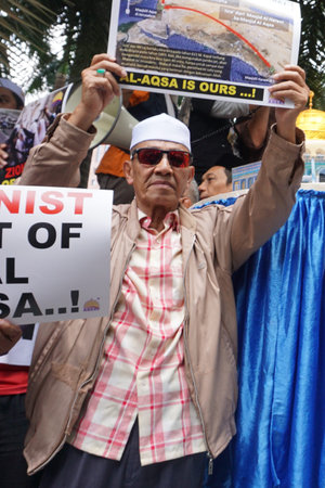 KUALA LUMPUR, MALAYSIA - 21 July 2017:Protesters gather to protest the closure of Al-Aqsa Mosque and holding banners Save Palestineのeditorial素材