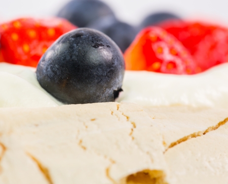 Pavlova with strawberries and blueberries toppingsの写真素材