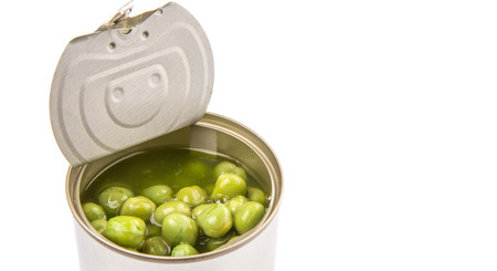 Green peas in a tin can over white backgroundの写真素材