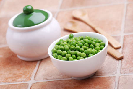 fresh peas in white bowlの写真素材