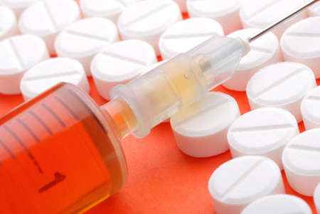 white pills with syringeの写真素材