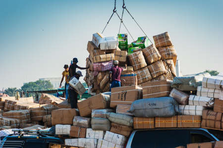 DUBAI, UAE-NOVEMBER 13: Loading a ship in Port Said on November 13, 2012 in Dubai, UAE. The oldest commercial port of Dubaiのeditorial素材