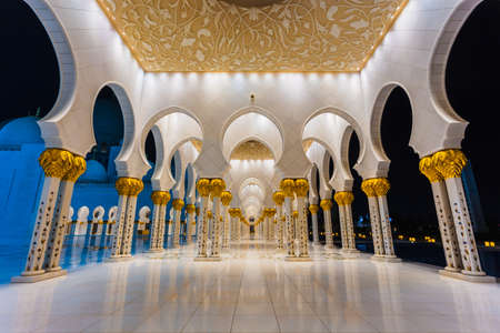 ABU DHABI, UAE - NOV 5: The Shaikh Zayed Mosque on the November 5, 2013 in Abu Dhabi, This is largest mosque in UAE white marbelのeditorial素材