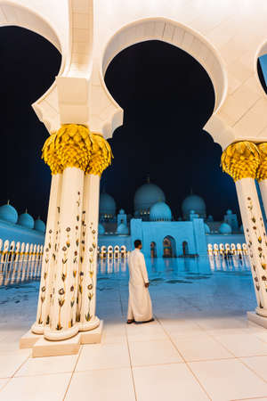 ABU DHABI, UAE - NOV 5: The Shaikh Zayed Mosque on the November 5, 2013 in Abu Dhabi, This is largest mosque in UAE white marbelのeditorial素材
