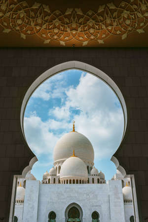 ABU DHABI, UAE - NOV 5: The Shaikh Zayed Mosque on the November 5, 2013 in Abu Dhabi, This is largest mosque in UAE white marbelのeditorial素材