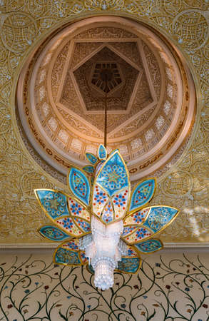 ABU DHABI, UAE - NOV 5: The Shaikh Zayed Mosque interior on the November 5, 2013 in Abu Dhabi, This is largest mosque in UAE white marbelのeditorial素材