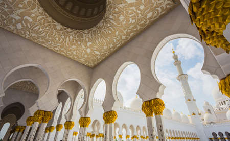 ABU DHABI, UAE - NOV 5: The Shaikh Zayed Mosque on the November 5, 2013 in Abu Dhabi, This is largest mosque in UAE white marbelのeditorial素材