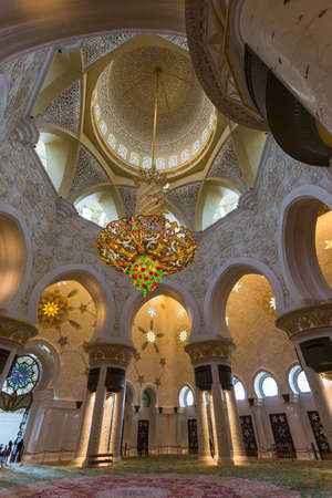 ABU DHABI, UAE - NOV 5: The Shaikh Zayed Mosque interior on the November 5, 2013 in Abu Dhabi, This is largest mosque in UAE white marbelのeditorial素材