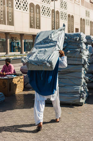 DUBAI, UAE-NOVEMBER 18: dockers in the port of Dubai in Port Said on November 18, 2012 in Dubai, UAE. The oldest commercial port of Dubaiのeditorial素材