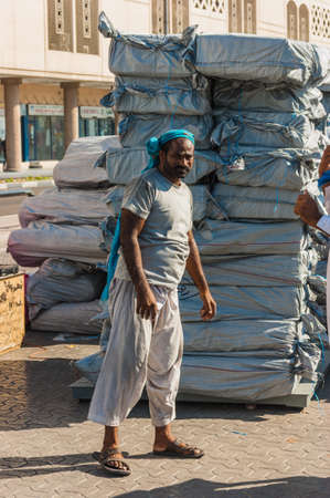 DUBAI, UAE-NOVEMBER 18: dockers in the port of Dubai in Port Said on November 18, 2012 in Dubai, UAE. The oldest commercial port of Dubaiのeditorial素材