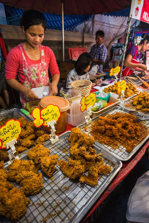 PATTAYA, THAILAND - APRIL 4, 2015; traders at the night market in Thailandのeditorial素材