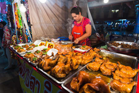 PATTAYA, THAILAND - APRIL 4, 2015; traders at the night market in Thailandのeditorial素材