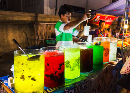 PATTAYA, THAILAND - APRIL 4, 2015; traders at the night market in Thailandのeditorial素材