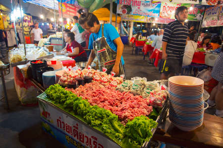 PATTAYA, THAILAND - APRIL 4, 2015; traders at the night market in Thailandのeditorial素材