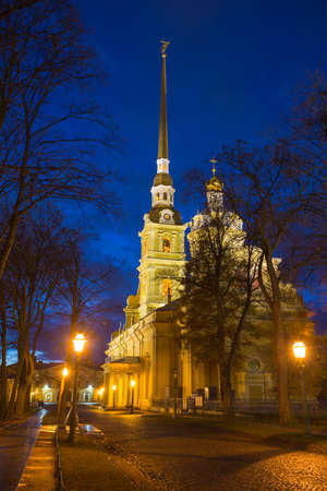 Russia, St. Petersburg, November 13, 2017. Architectural ensemble The Peter and Paul Cathedral is located in St. Petersburg on an island in the center of the Peter and Paul Fortress in the eveningのeditorial素材