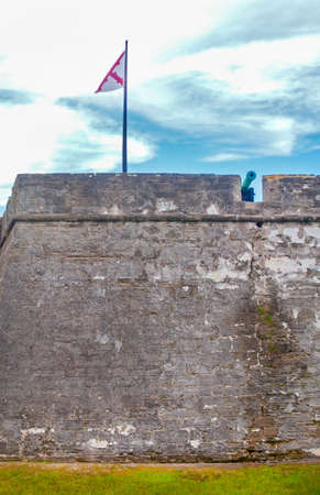 Walls, a cannon and flag at the old Castillo de San Marcos fort in St. Augustineのeditorial素材
