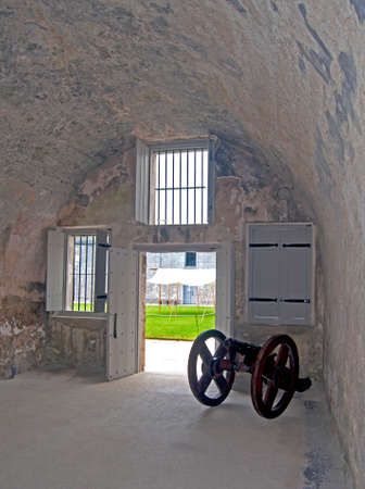 An old cannon inside one of the many rooms of the Castillo de San Marcos fort, Saint Augustineのeditorial素材