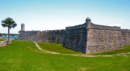 View of the Castillo de San Marcos fort, walls, towers, surrounding fields and  palm trees. Saint Augustineのeditorial素材