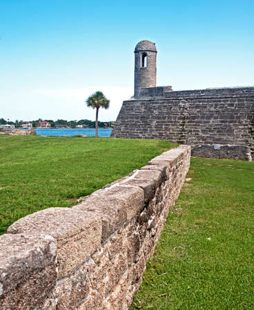View of the Castillo de San Marcos fort, walls, towers, surrounding fields and  palm trees. Saint Augustineのeditorial素材