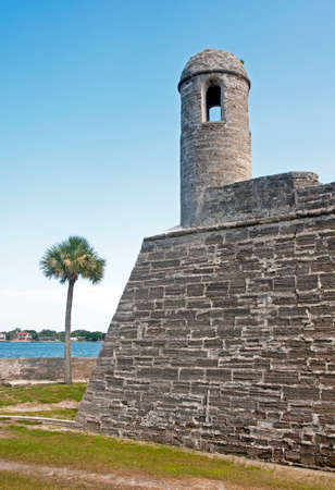 View of the Castillo de San Marcos fort, walls, towers, surrounding fields and  palm trees. Saint Augustineのeditorial素材