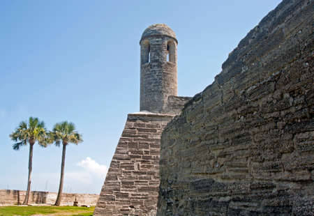 View of the Castillo de San Marcos fort, walls, towers, surrounding fields and  palm trees. Saint Augustineのeditorial素材