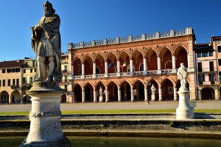 A view of the statuary and architecture of the Prato della Valle Piazza in Padova.のeditorial素材