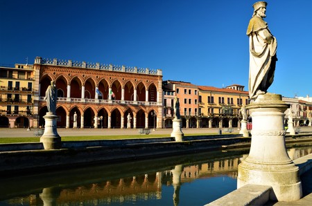 A view of the statuary and architecture of the Prato della Valle Piazza in Padova.のeditorial素材