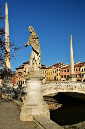 A view of the statuary and architecture of the Prato della Valle Piazza in Padova.のeditorial素材