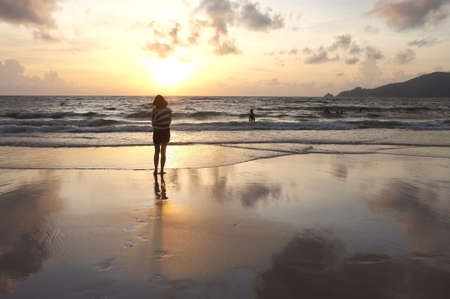 Asian girl at a mirror reflection beachの素材