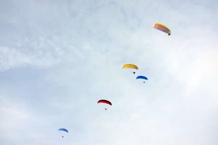 5 parachute under the blue sky. の素材