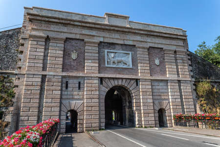 Italy: one of the anitic gates to the city of Peschieraのeditorial素材