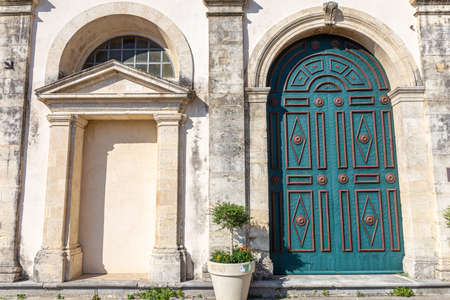 Green door with golden knocker of a typical Sicilian houseの写真素材