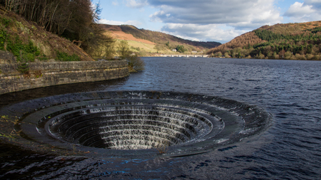 Ladybower Reservoir is a large Y-shaped reservoir, the lowest of three in the Upper Derwent Valley in the Peak District National Park, Derbyshire, England. The overflow is also known as the plug hole.のeditorial素材