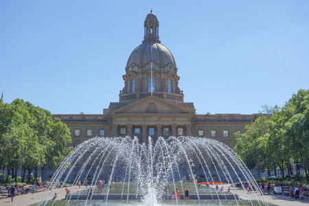 EDMONTON, CANADA - AUGUST 11, 2014: Tourists visiting the Alberta Legislature Building fountain poolのeditorial素材