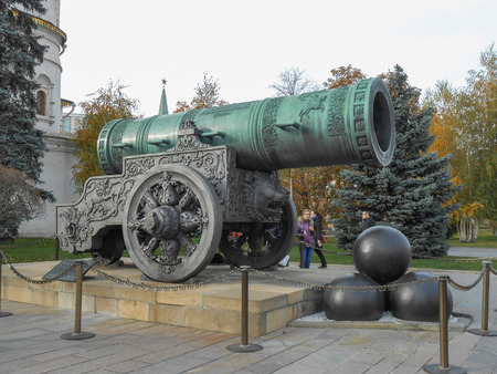 MOSCOW, RUSSIA - OCTOBER 20, 2012: Tourists visiting the Tsar Cannon monument in the Kremlinのeditorial素材