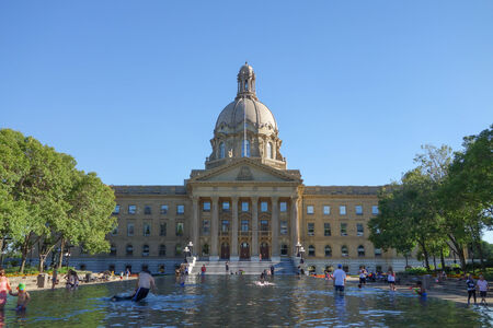 EDMONTON, CANADA - AUGUST 11, 2014: Tourists visiting the Alberta Legislature Building fountain poolのeditorial素材