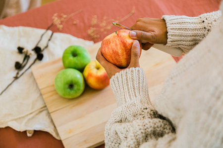 womans hands peeling an appleの写真素材