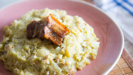 The trinxat de la Cerdanya is a typical Catalan dish that looks like a small tortilla mixed with cabbage, pork belly and potato.の写真素材