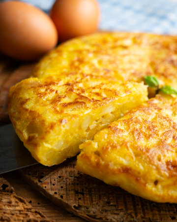 Traditional Spanish potato omelet. Step-by-step recipe to learn how to cook.の写真素材