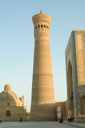 People near a high tower in the Eastern country. the ancient buildings of medieval Asiaのeditorial素材