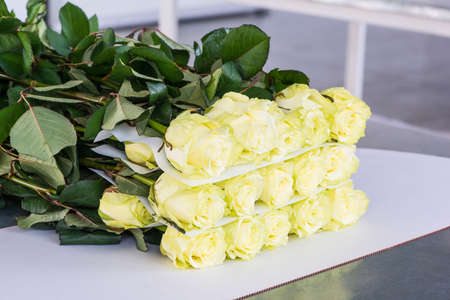 the process of packing rose flowers with paper, preparation for transportationの写真素材