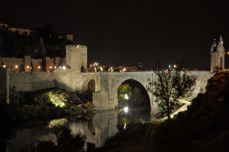 Alcantara bridge at night, Toledo  Spain  の写真素材