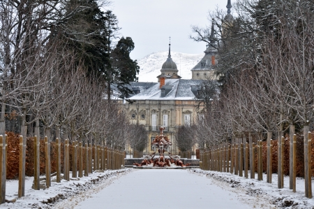 	Dragons fountain and La Granja de San Ildefonso Palace, Segovia, Spainのeditorial素材